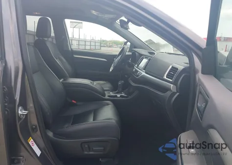 2019 Toyota Highlander Xle z USA, uszkodzony, nr VIN 5TDKZRFH3KS353087